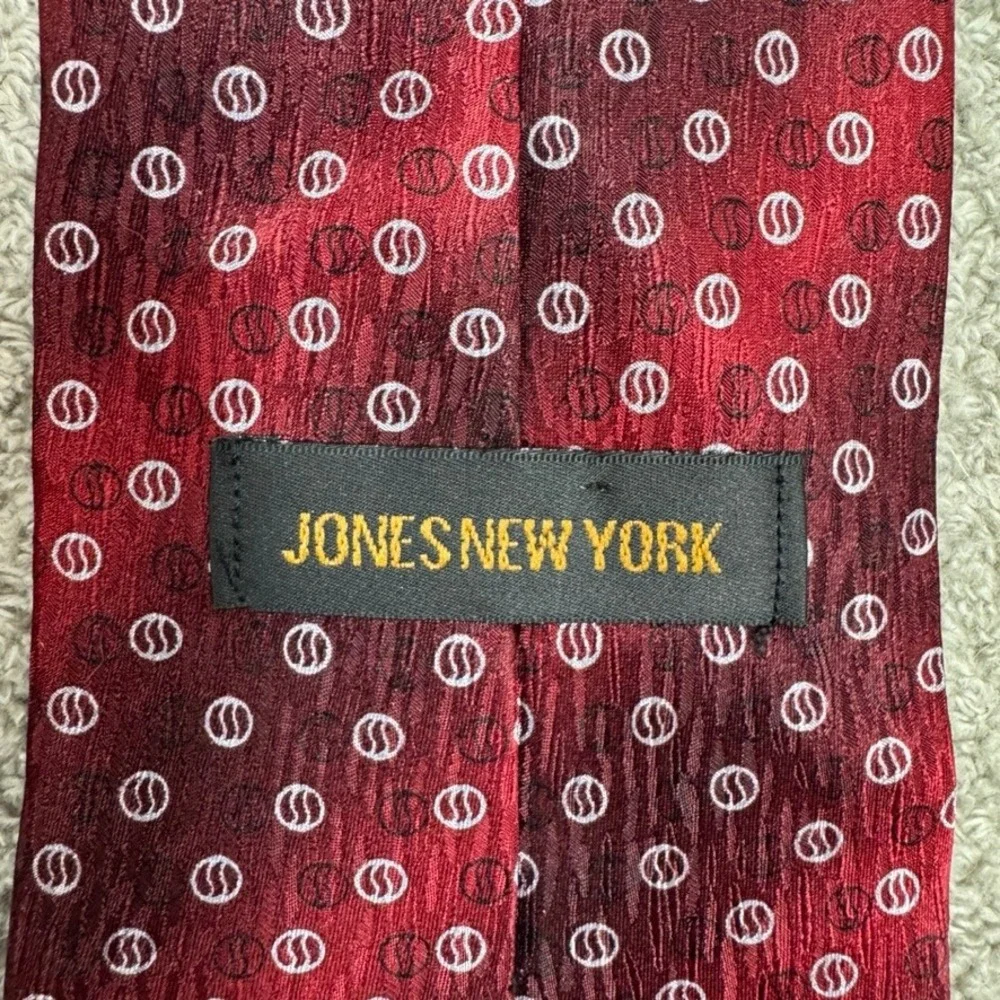 Jones New York Mens Silk Necktie Burgundy Red Geometric Circle Pattern USA Made